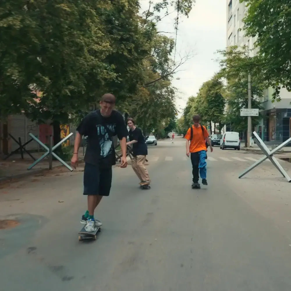 №2_Stills_SKATEBOARDING ON THE FRONT LINE