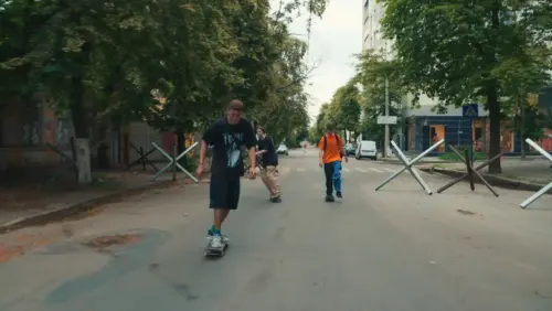 №2_Stills_SKATEBOARDING ON THE FRONT LINE